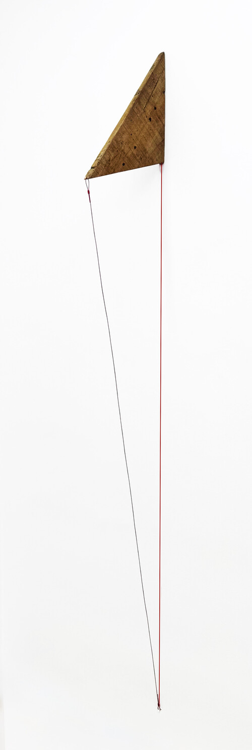Triángulo rojo 1, 2024 (serie de 3)