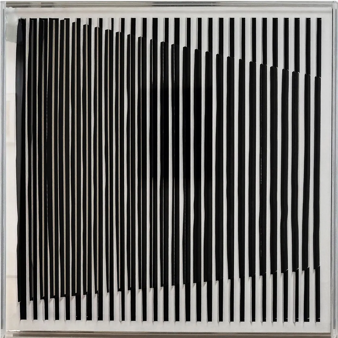 Gloria Frugone - Reflejo negro rotundo 1